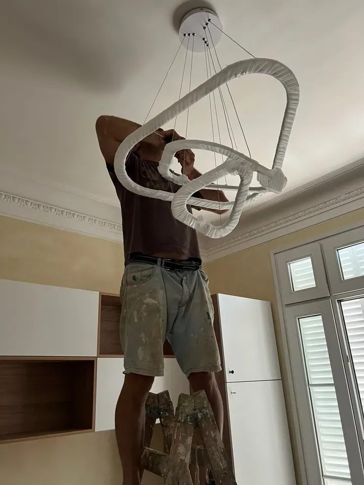 Montando la lámpara durante la obra